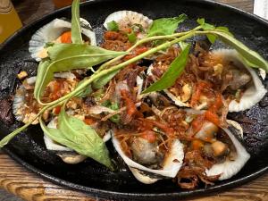 槟知Room in Vietnam 1的黑盘的食物,有蘑菇和绿