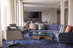 圣路易斯圣路易斯市中心西万怡酒店的客厅配有蓝色的沙发和椅子