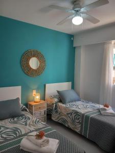 甘迪亚Caballito de mar, parking, AC y fibra VT-52619-V的蓝色墙壁客房的两张床