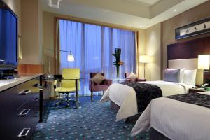 苏州苏州万怡酒店的酒店客房配有两张床和一张书桌
