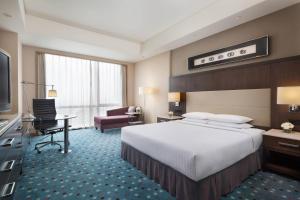 苏州苏州万怡酒店的酒店客房设有一张大床和一张书桌。