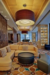 苏州苏州万怡酒店的酒店大堂设有沙发和大吊灯。