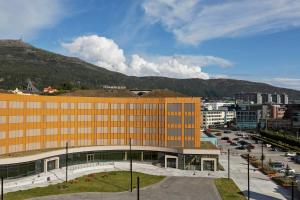 卑尔根Moxy Bergen的一座位于城市前方的大型橙色建筑