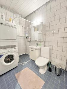图尔库Woodpecker Avenue Family Apartment Turku的一间带卫生间和洗衣机的浴室