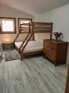 博茨科沃Boszkowo Domki-Stonki的一间卧室设有两张双层床和木制梳妆台。