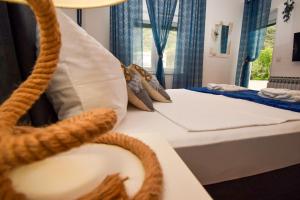 苏佩塔斯卡德拉加Villa Kristina Rab的客房设有两张床和水槽。