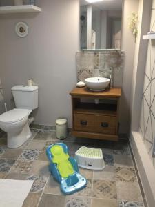 莫雷卢安河Sisley Cottage的一间带水槽、卫生间和镜子的浴室