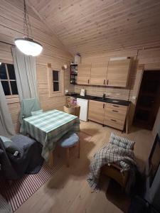 埃斯波Sauna cabin in the heart of Nuuksio National Park的一间带桌子的客厅和一间厨房