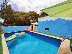 AtogoSpectacular holiday home in Santa Cruz de Tenerife with private pool的房屋前设有2个充气池的游泳池
