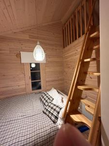 埃斯波Sauna cabin in the heart of Nuuksio National Park的小木屋内带双层床的客房