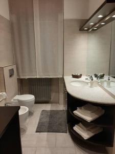 博尔戈马内罗Blue House的一间带水槽、卫生间和镜子的浴室