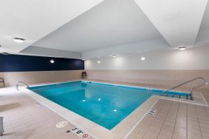汉普顿Comfort Inn & Suites Hampton near Coliseum的大楼内的大型游泳池