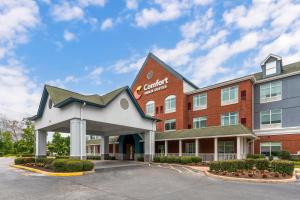 汉普顿Comfort Inn & Suites Hampton near Coliseum的享有酒店正面景色,设有一座建筑