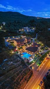 雷夫卡达镇塞米勒米斯酒店的夜间享有度假村的空中景致