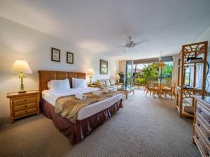 拉海纳Kaanapali Maui at the Eldorado by OUTRIGGER的一间带大床的卧室和一间客厅