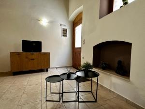 海若克利欧Maisonette Nineta的客厅配有两把椅子和壁炉