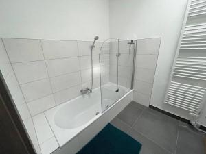 维赫尔ZeiTraum Oberwiehl - Wohnen im Penthouse的带淋浴和浴缸的白色浴室