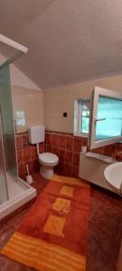 库伦瓦库夫Oaza Deli的浴室配有卫生间、浴缸和水槽。