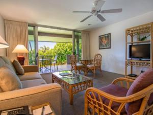 拉海纳Kaanapali Maui at the Eldorado by OUTRIGGER的客厅配有沙发和桌子