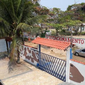 乌巴图巴Recanto Vizinho do Mar的建筑物前读书的标志