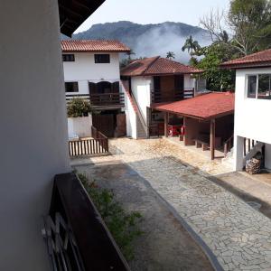 乌巴图巴Recanto Vizinho do Mar的享有房子庭院的景色