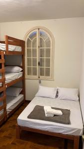 贝洛奥里藏特Nuh Hostel - Lourdes的一间卧室设有两张双层床和一扇窗户。