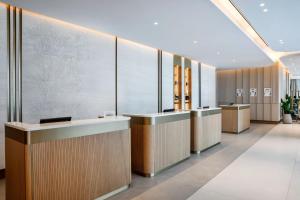 迪拜Residence Inn by Marriott Sheikh Zayed Road, Dubai的大堂的前台排行