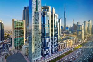 迪拜Residence Inn by Marriott Sheikh Zayed Road, Dubai的城市空中景观高楼