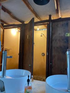 奥尔沃克斯岛La Aldea Holbox Cabañas y Camping的带浴缸、水槽和淋浴的浴室