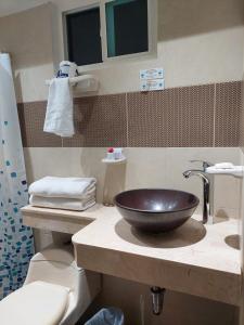 卡塔赫纳hotel 3 banderas Manzanillo del Mar的一间带水槽和卫生间的浴室