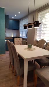 派尔努Jannseni apartment的一间配备有白色桌椅的用餐室
