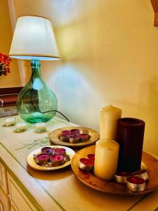CastelsaracenoLa Casa dei Panorami的一张桌子,上面放着两盘食物和一盏灯