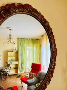 CastelsaracenoLa Casa dei Panorami的客厅配有镜子、沙发和椅子