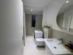 汉诺威70qm - 3 rooms - free parking - city - MalliBase Apartments的白色的浴室设有卫生间和水槽。