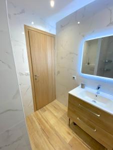萨尔拉拉卡内达T2 Neuf, parking & garage privé, proche centre的一间带水槽和镜子的浴室