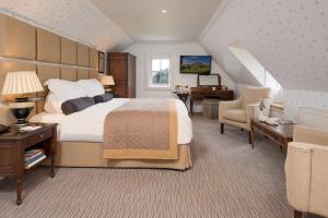 皮布尔斯格灵雷蒂别墅酒店的酒店客房设有一张大床和一张书桌。
