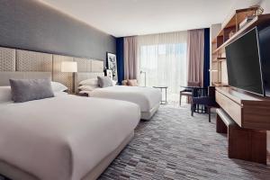 蒙特雷JW Marriott Hotel Monterrey Valle的酒店客房设有两张床和一台平面电视。