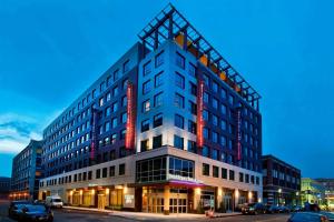 波士顿波士顿后湾/芬威原住客栈酒店的一座大型建筑的侧面有红灯