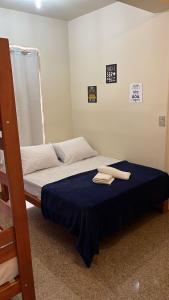 贝洛奥里藏特Nuh Hostel - Lourdes的一张床上,里面放着两条毛巾