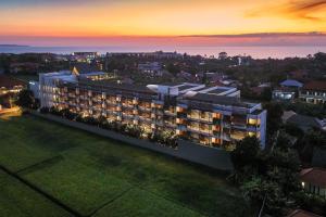 塞米亚克巴厘岛塞米亚克福朋喜来登酒店的黄昏时分建筑物的空中景观