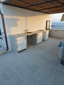 加利波利Dimora San Felice Il Fico的一个带柜台和水槽的厨房,享有海景