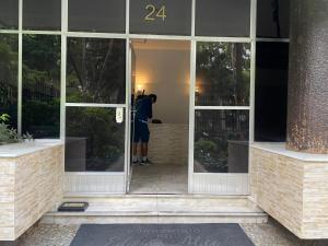 里约热内卢Apartament in Flamengo的站在建筑物门口的人