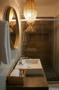 费尔南多 - 迪诺罗尼亚Casa Makaira的一间带水槽、淋浴和镜子的浴室