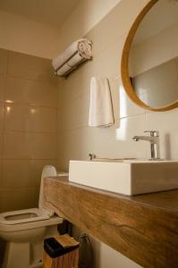 费尔南多 - 迪诺罗尼亚Casa Makaira的一间带水槽、卫生间和镜子的浴室