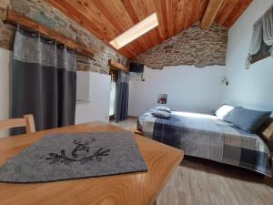 蓬圣马丁Bed & Breakfast La Crotta的一间卧室配有一张床和一张木桌