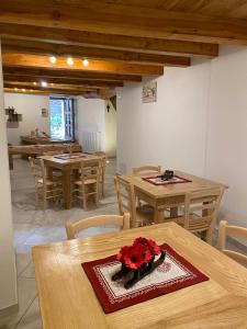 蓬圣马丁Bed & Breakfast La Crotta的用餐室配有木桌和木椅