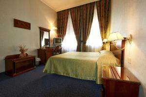 罗马西尔维酒店的酒店客房,配有床和电视