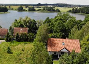 姆拉哥沃Mazurskie Siedlisko Langen的享有河流和树木景致的度假屋