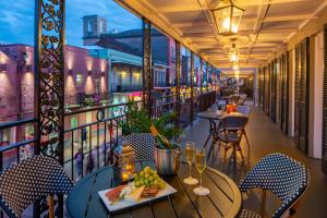 新奥尔良法国区福朋喜来登酒店 的阳台,餐厅配有桌椅