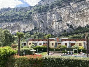 托尔博莱Outdooredo Garda Torbole的山地度假酒店